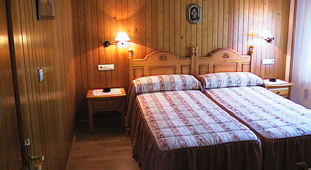 Habitación con dos camas en Ordesa